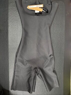 SKIMS Body open bust mid thigh Bodysuit nwt